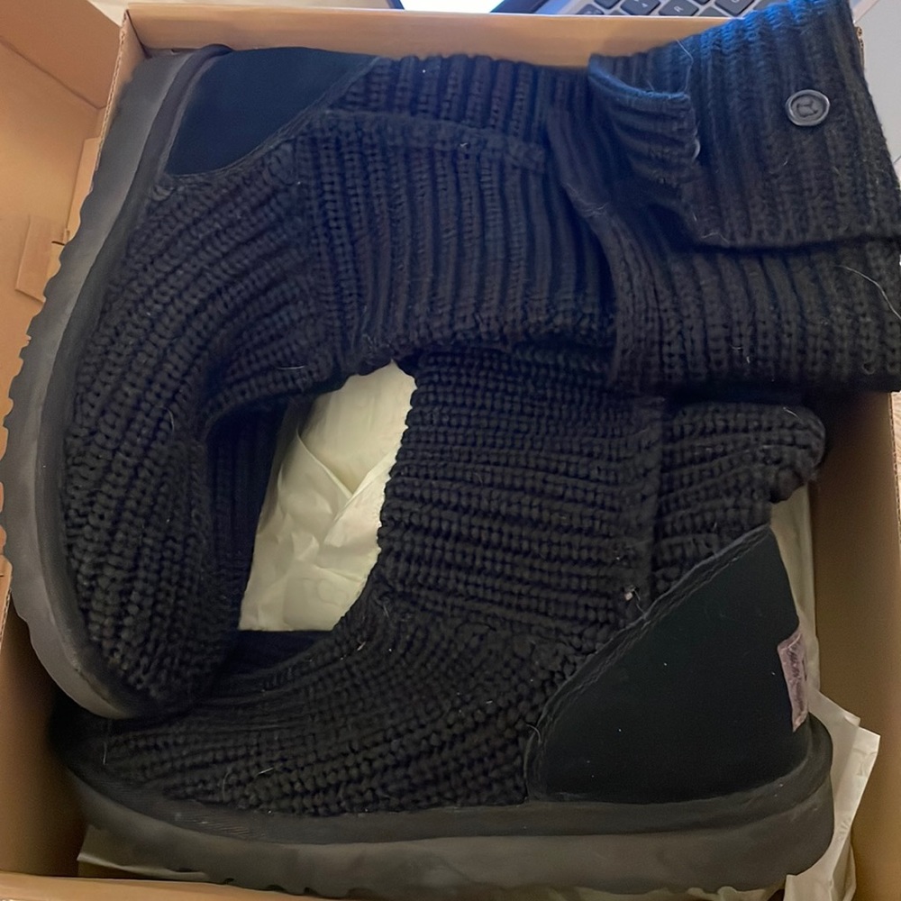 BLACK CARDI UGGS SIZE 7